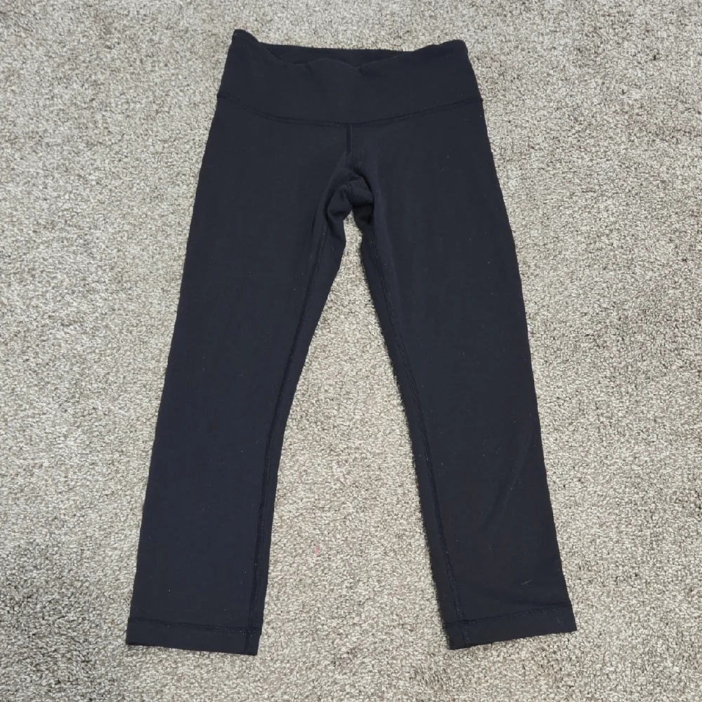 Lululemon Cropped Low Rise Black Leggings Size 2